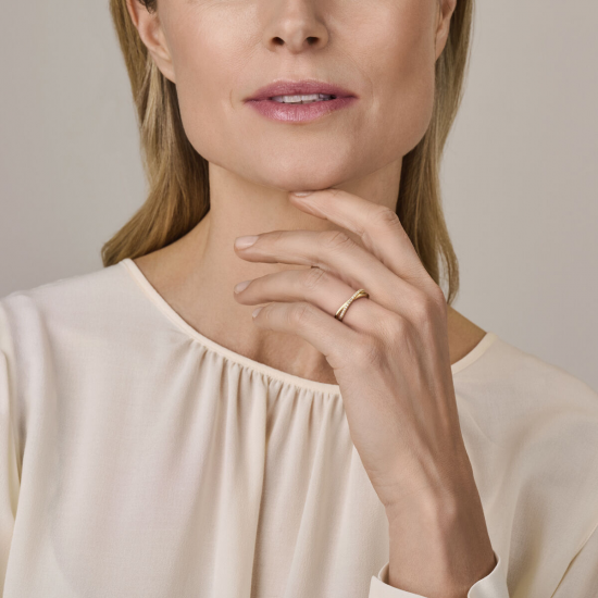 14k Geelgouden ring uitgevoerd met lab grown diamant. De ring heeft een breedte van 4mm. Het totale diamantgewicht is 0.15ct. - 41188