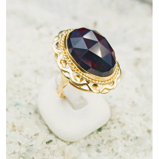 14 karaat geelgouden occasion ring met granaat - 41583